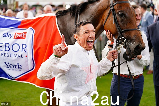 Frankie Dettori 庆祝在 Absurde 上赢得 Sky Bet Ebor 让分盘,他现在相信这匹马有能力赢得墨尔本杯