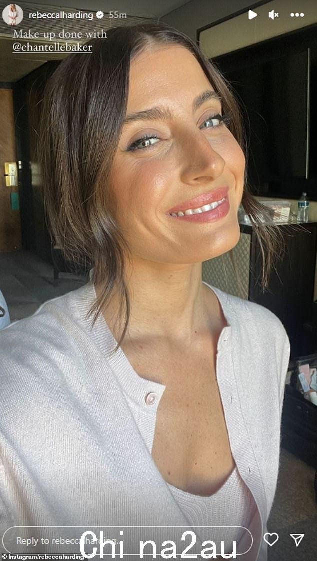 Rebecca Harding 还展示了她的自然妆容,包括腮红、粉色嘴唇和眼线