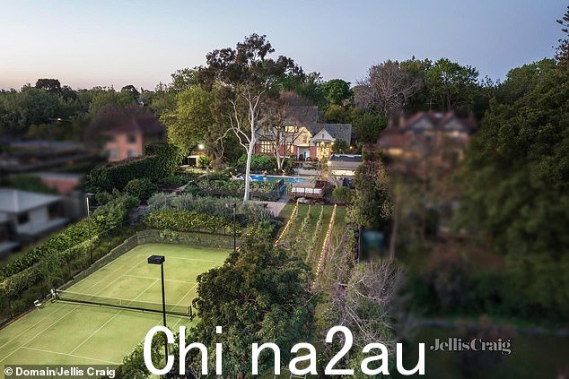 位于绿树成荫的坎特伯雷,距离中央商务区 16 公里,这座宽敞的五卧室、四浴室住宅拥有一个葡萄园和一个网球场(如图)