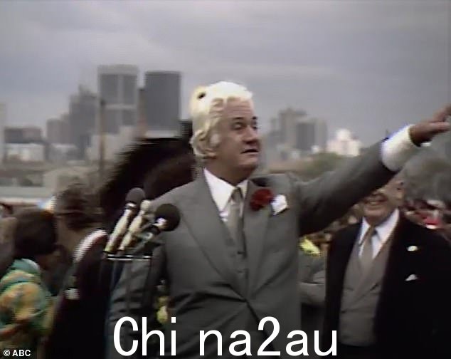 总督约翰·科尔 (John Kerr) 在 1977 年墨尔本杯比赛中确实很享受