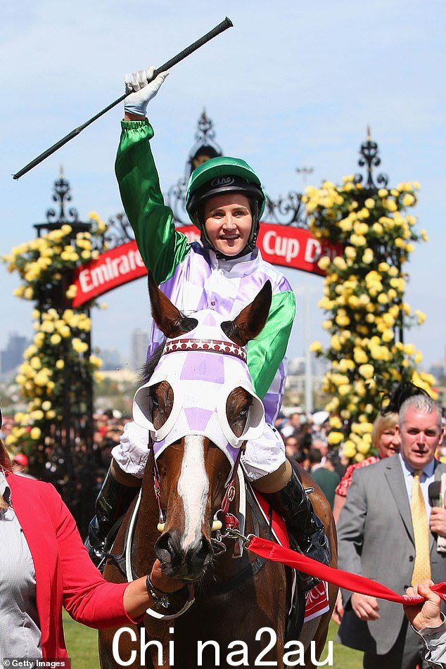 米歇尔·佩恩 (Michelle Payne) 骑着彭赞斯王子 (Prince Of Penzance) 成为第一位赢得墨尔本杯的女骑手,这一成就尚未被匹敌
