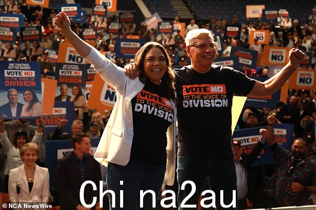 领先的活动人士 Nyunggai Warren Mundine(右,与 Jacinta Nampijinpa Price)表示,大企业已经表明自己无法与其员工或客户“同步”” class=