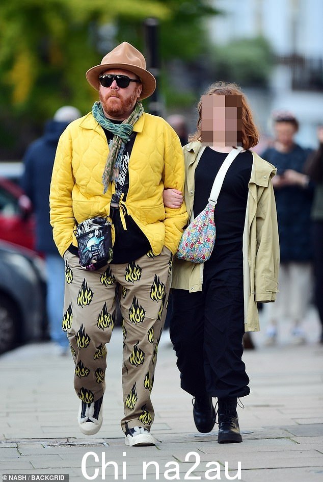 出街:这位喜剧演员,最著名的是他的另一个自我基思·莱蒙 (Keith Lemon),与他时尚的妻子和女儿一起外出 - 他们选择不公开身份