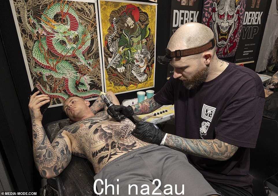 不过,有些人已经习惯了疼痛,可以随意查看手机