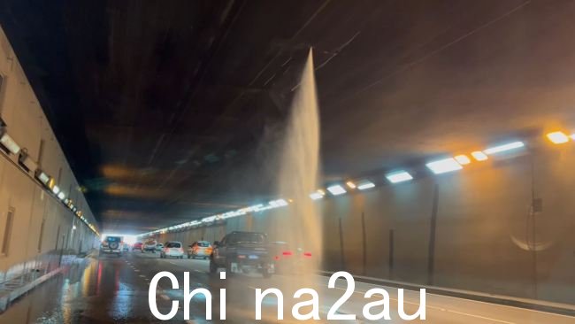 当水涌入繁忙的道路时，驾车者被迫绕过洒水装置。图片：新南威尔士州交通局
