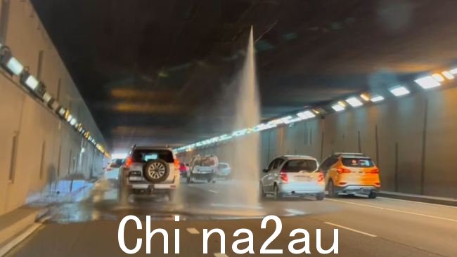 屋顶上的雨淋洒水装置霍姆斯将军大道隧道的隧道于周二下午启动。图片:新南威尔士州交通局