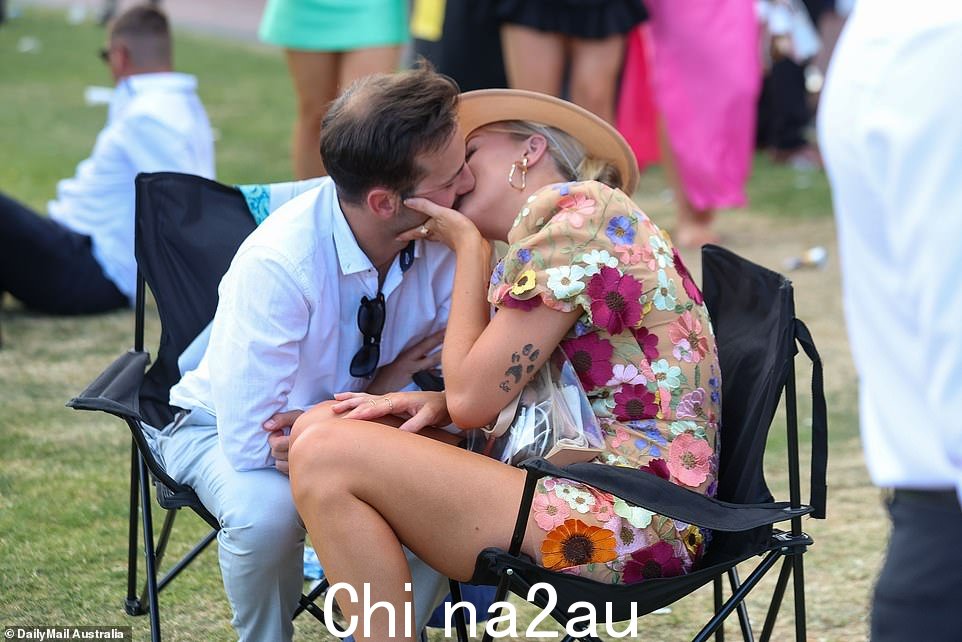 一些狂欢者确保在椅子上保持直立,发现这有助于其他比赛日活动,例如热情地亲吻朋友
