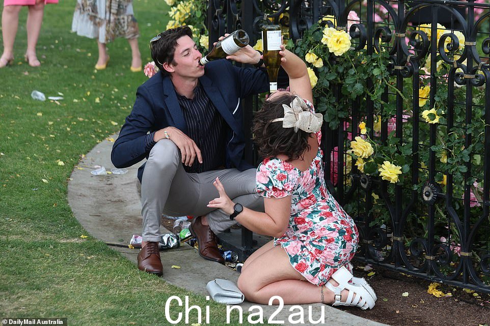 墨尔本杯是一场让整个国家停下来的比赛,是一项标志性赛事,显然是与朋友分享一杯饮料的好机会