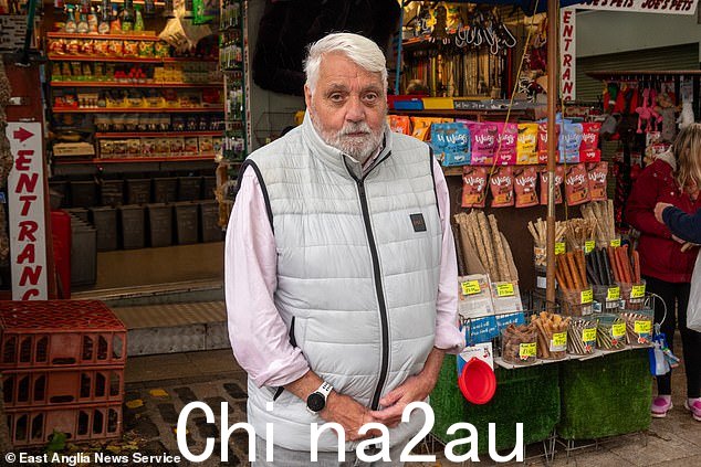 乔·西尔维斯特 (Joe Silvester) 曾在该市市场经营宠物食品摊位,他说一些街头艺人“毫无用处”,“带着扩音器和吉他来到这里(而且)就是不会唱歌”