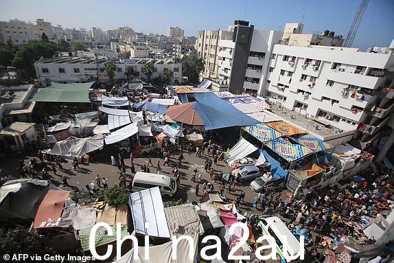 Al-Shifa 医院院落鸟瞰图2023 年 11 月 7 日在加沙城,以色列和巴勒斯坦组织哈马斯之间的战斗仍在继续。(摄影:Bashar TALEB / 法新社)(摄影:BASHAR TALEB / 法新社,盖蒂图片社)