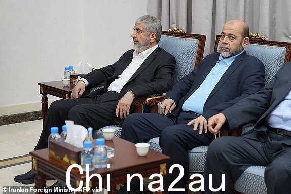 伊朗外交部于 2023 年 10 月 31 日提供的这张讲义图片显示哈马斯高级领导人哈立德·马沙尔（左）和哈马斯高级成员穆萨·阿布·马尔祖克出席伊朗外交部长与哈马斯政治局局长在多哈举行的会议。 （伊朗外交部/法新社拍摄）/ === 仅限编辑使用 - 强制注明“法新社照片/HO / 伊朗外交部” - 无营销活动，无广告活动 - 作为向客户提供的服务分发 === （照片由 - /伊朗外交部/法新社，来自 Getty Images)