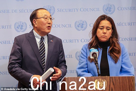 NEW美国纽约 - 11 月 6 日:中国常驻联合国代表兼联合国安理会 11 月份主席张军(左)和中国常驻代表拉娜·扎基·努塞贝(右)阿拉伯联合酋长国常驻联合国代表于 2023 年 11 月 6 日在美国纽约举行的联合国安理会关于加沙人道主义局势的磋商后举行的安理会监视会议上向记者发表讲话。 (Selcuk Acar/Anadolu 通过 Getty Images 拍摄)