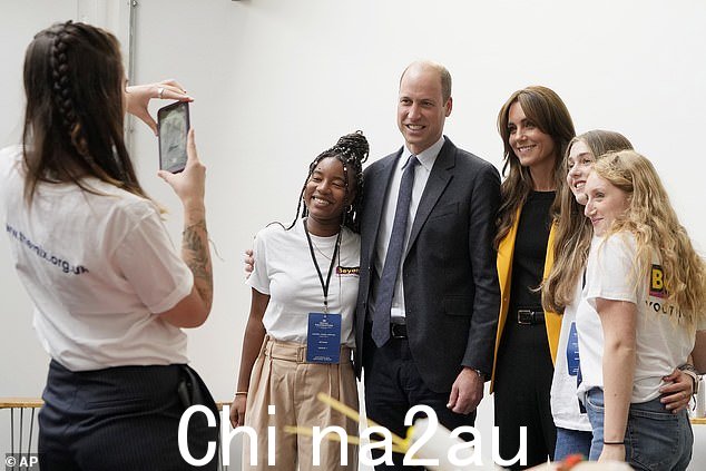 图:上个月在伯明翰举行的世界心理健康日活动中,威尔士王子和王妃与年轻人合影
