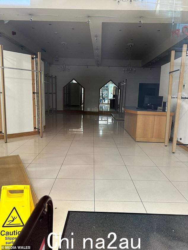 卡迪夫商店的顾客(如图)可以看到整个库存已被移除