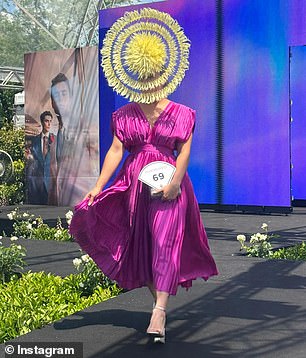 N.A.T Millinery 凭借明亮的黄色太阳般的作品搭配洋红色的粉色连衣裙赢得了第二名。她说这件作品的灵感来自于她的女儿 Charli