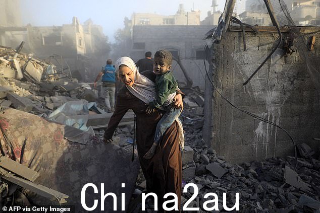 11 月 6 日以色列空袭加沙地带中部 al-Maghazi 难民营的居民区后,人们逃离家园