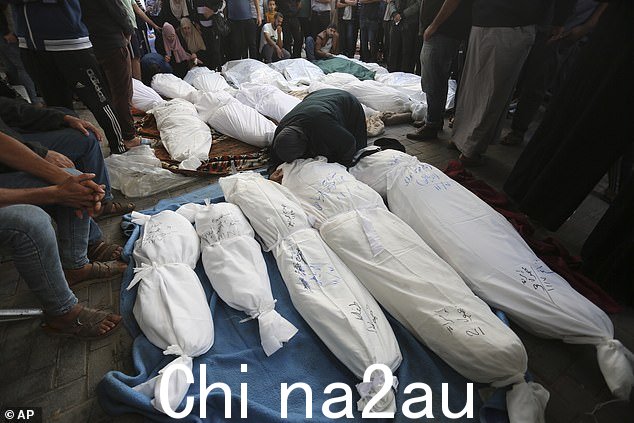 巴勒斯坦人哀悼在以色列轰炸加沙地带拉法中丧生的亲人