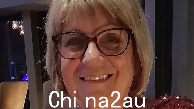 Jan Bendall,75 岁,表示该船随后静止不动了 15 个小时,在此期间它“陷入了风暴之中”