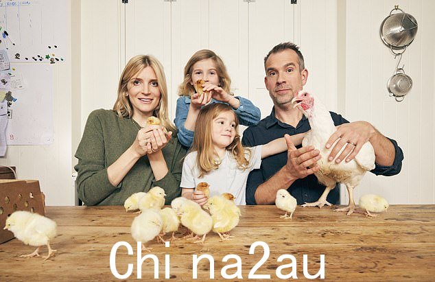 Chris 和 Dinah Van Tulleken(如图)尝试饲养五只鸡,让他们的孩子更深入地思考他们吃的食物