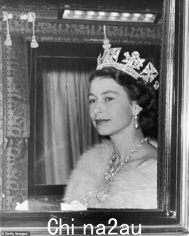已故女王在前往议会首次国事开幕的路上合影1952