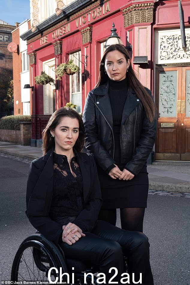 家庭:这位女演员与她的搭档 Kitty Casteldine 一起出演了她的表弟 Penny Branning