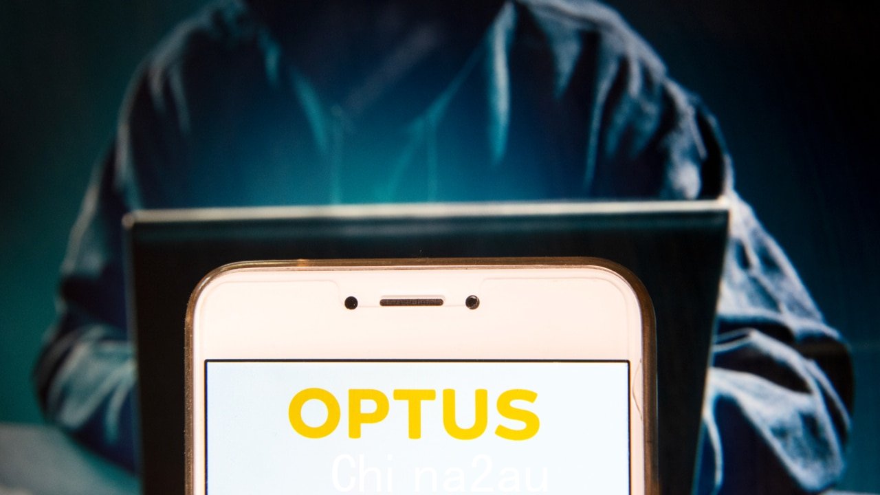 受影响的Optus客户周三上午 11 点,Optus 首席执行官 Kelly Bayer Rosmarin 打破了沉默,此时距影响数百万客户的停电已持续 7 小时。</p><p>Rosmarin 女士使用WhatsApp 将于周三上午回答 ABC 悉尼广播电台的问题,告诉顾客她“真的非常抱歉”。</p><p>“不幸的是,现阶段我没有更多信息可提供,”她告诉国家广播公司。</p><p>“当我们确定了根本原因并确定了恢复时间后,我们将尽快向所有人通报最新情况。”</p><img class=