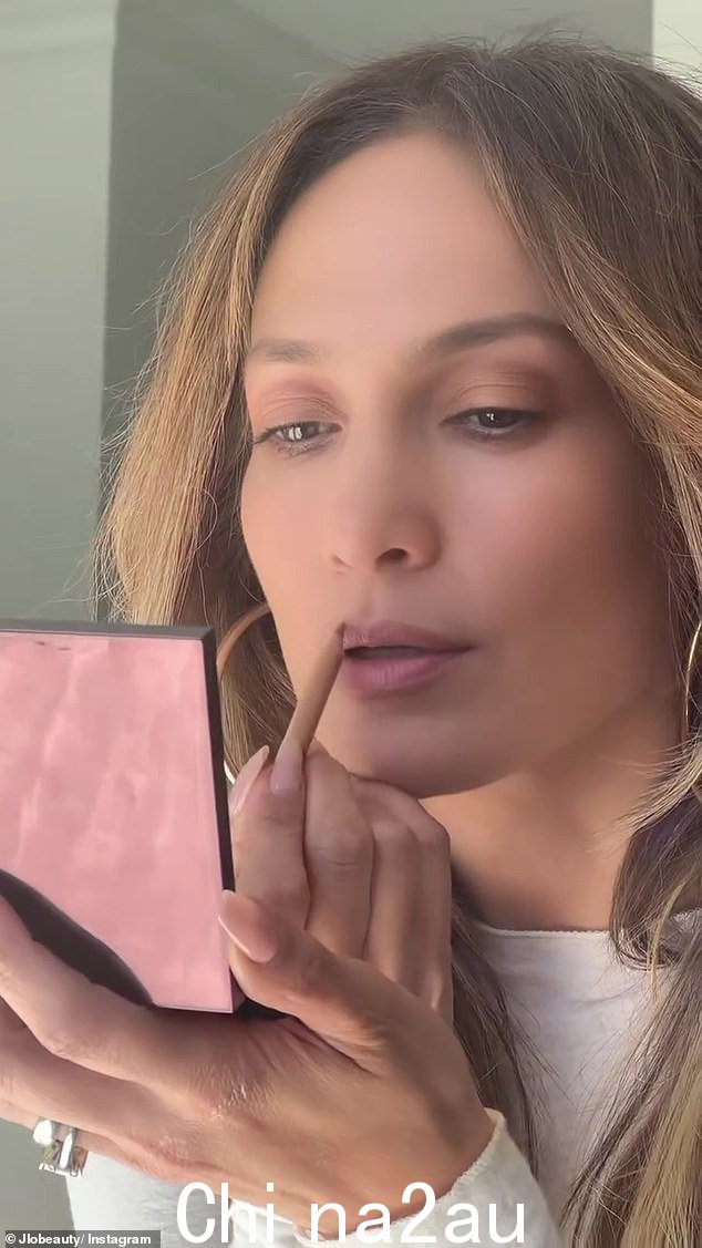 是的,她画了线!詹妮弗·洛佩兹 (Jennifer Lopez) 周一与粉丝分享了化妆技巧。这位 54 岁的《母亲》女演员在她的 JLO Beauty Instagram 页面上展示了自己的化妆技巧。o 为她的粉丝提供的教程
