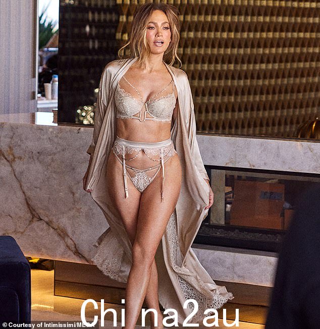 这是在格莱美奖得主向人们透露是什么让她感觉最好之后发布的。事实证明,它是免妆的。 《This Is Me.. Now》歌手表示,“能够拥抱”不化妆的自己让她“更加自信”。 “这让我对自己感觉更好,让我觉得我不必隐藏,”母亲分享道。