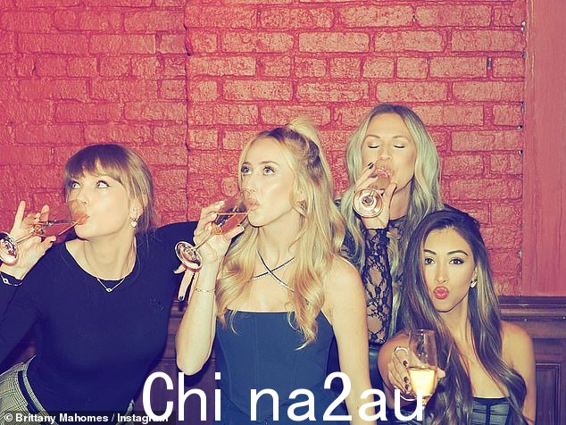 为此干杯:另请参阅布列塔尼的朋友 Lyndsay Bell 和 Paige Buechele,他们都是 WAGS