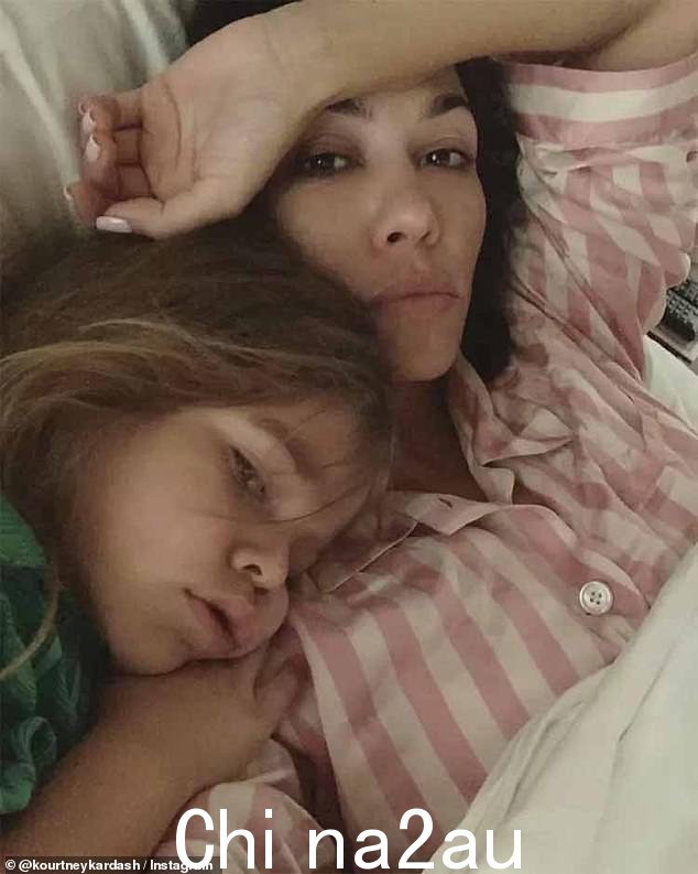 考特尼·卡戴珊 (Kourtney Kardashian) 将对她的新宝宝采取依恋式育儿方式 - 包括同床共枕、联合沐浴以及立即满足孩子的每一个需求