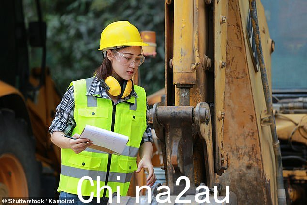 一位顾客叫来电工来修理一些东西,当被问到是否愿意给小费时,他愣住了