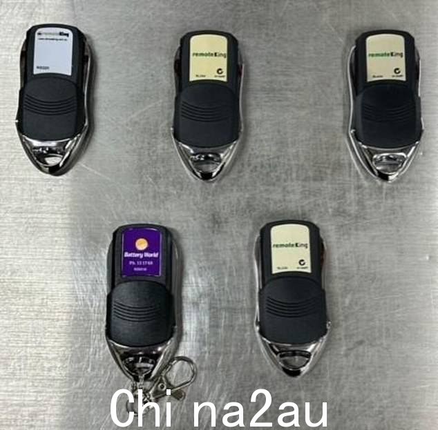 这些遥控器在澳大利亚各地的 110 家商店销售了一年多,并且包含纽扣/纽扣电池,吞下它们可能会严重伤害或杀死人