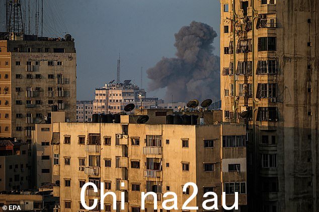 11 月 8 日以色列空袭后住宅楼上空升起浓烟