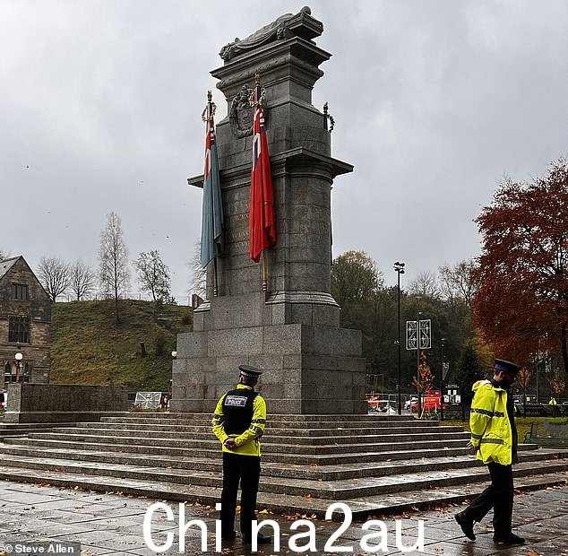 今天早上罗奇代尔和平纪念碑被喷上“自由巴勒斯坦”后,警察正在守卫它