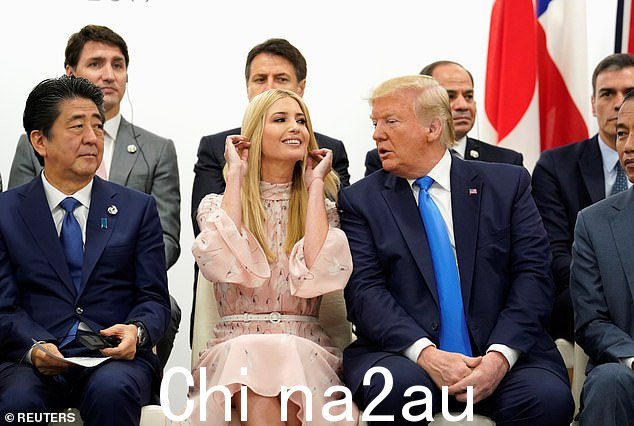 伊万卡·特朗普与唐纳德·特朗普以及日本首相安倍晋三(左)和加拿大总理贾斯汀·特鲁多(左后)等其他世界领导人一起出席2019 年 6 月在日本大阪举行的 G20 峰会上的妇女赋权活动