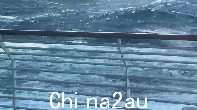 乘客理查德·雷诺兹告诉《每日邮报》,当海浪拍打窗户时,船上的人尖叫着求救。他将这次穿越描述为他经历过的最痛苦的事情之一。” class=