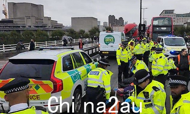 现场视频和图片显示一辆蓝灯救护车在交通拥堵中无法通过