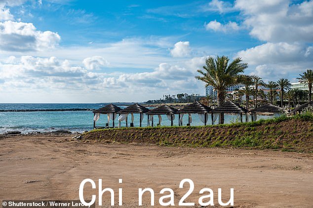 据当地媒体报道,他当时正在塞浦路斯西部沿海小镇Yeroskipou(如图)游泳,突然感觉身体不适