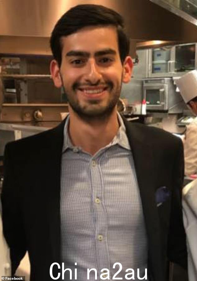 Caffe Aronne 的老板 Aaron Dahan 周二早上人手短缺,因为他在工作时佩戴了“自由巴勒斯坦”别针,咖啡师因此辞职了” class=
