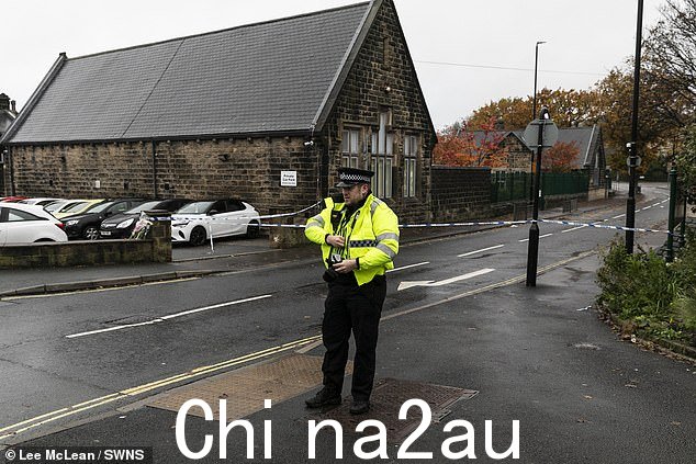 今天早上,警方正在进行调查,现场仍处于封锁状态。西约克郡警方今天在现场拍摄了照片
