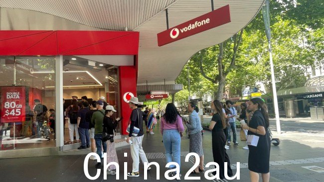 在 Optus 停电期间,沃达丰和澳洲电信商店外发现大排长龙。图片:九号记者海蒂·墨菲,Twitter