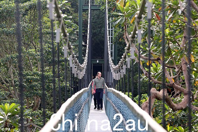威尔士亲王和劳伦斯·黄今天穿过独立吊桥