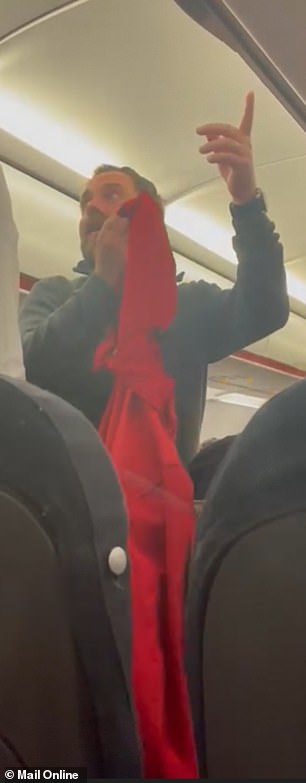 与船员争吵的男人