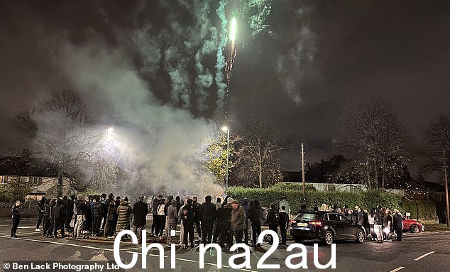 阿尔菲的朋友昨晚在现场燃放烟花以纪念青少年
