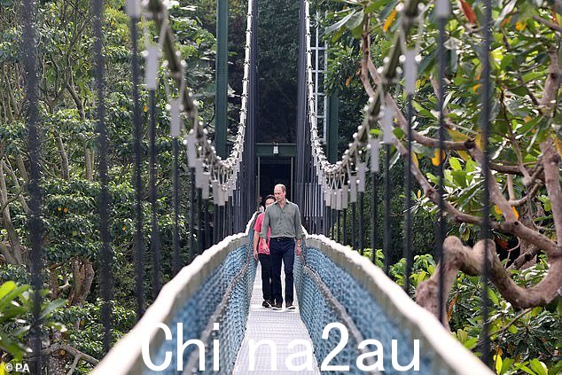 威尔士亲王和劳伦斯·黄今天穿过独立吊桥