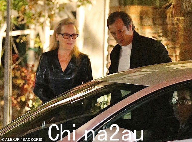 欢乐之夜:梅丽尔带着儿子走出去时看起来很高兴