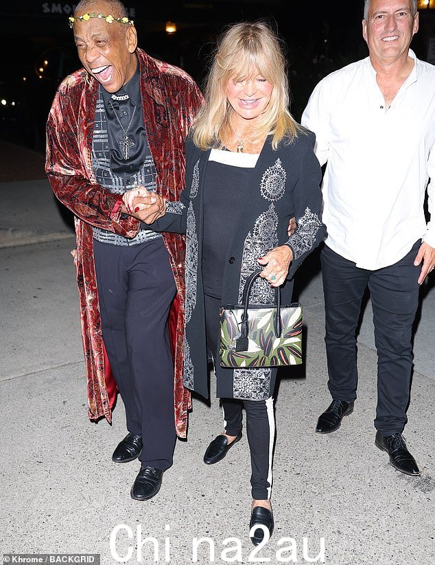 Chic:女演员 Goldie 身穿黑白上衣、黑色和银色图案外套和休闲裤,搭配布洛克鞋,展现别致的身材