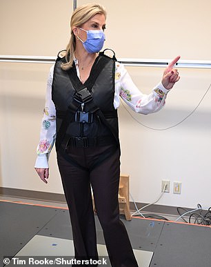 她用同样来自纽约品牌 Gabriela Hearst 的花卉衬衫完成了她的造型