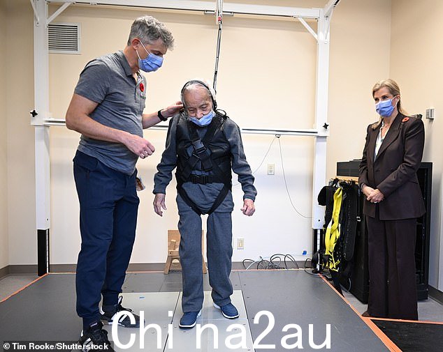 这位两个孩子的母亲在访问期间见证了大学健康网络的医疗创新