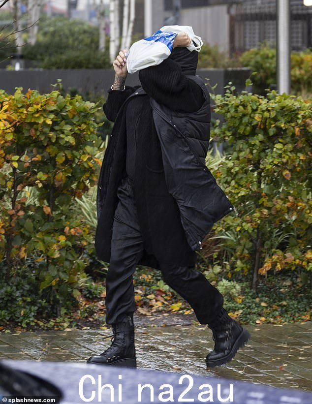 快跑!她在雨中奔跑,避开水坑